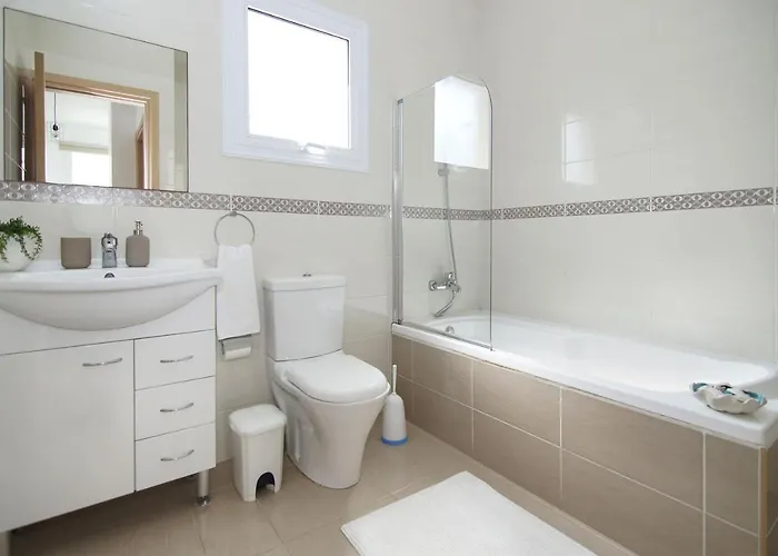 Nissi Sapphire فيلة أيا نابا