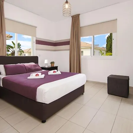 Nissi Sapphire Vila