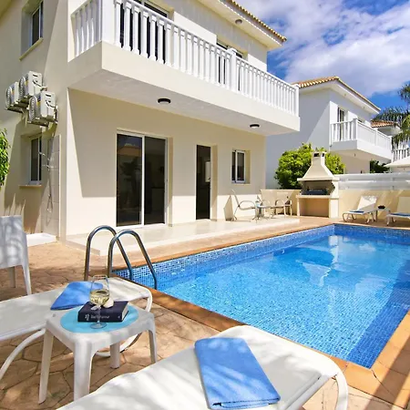 Nissi Sapphire أيا نابا